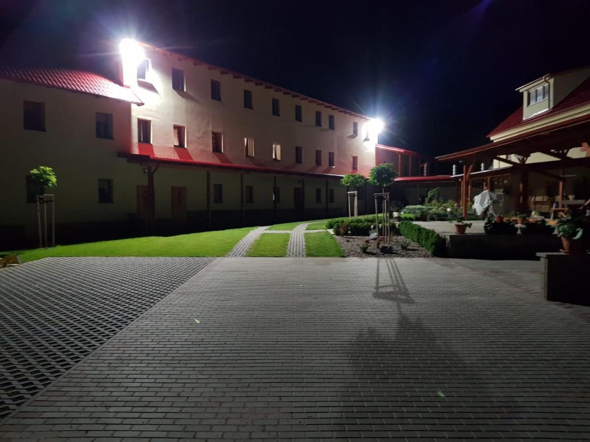 Bendovsky Dvur Bed and Breakfast Dusniky Buitenkant foto